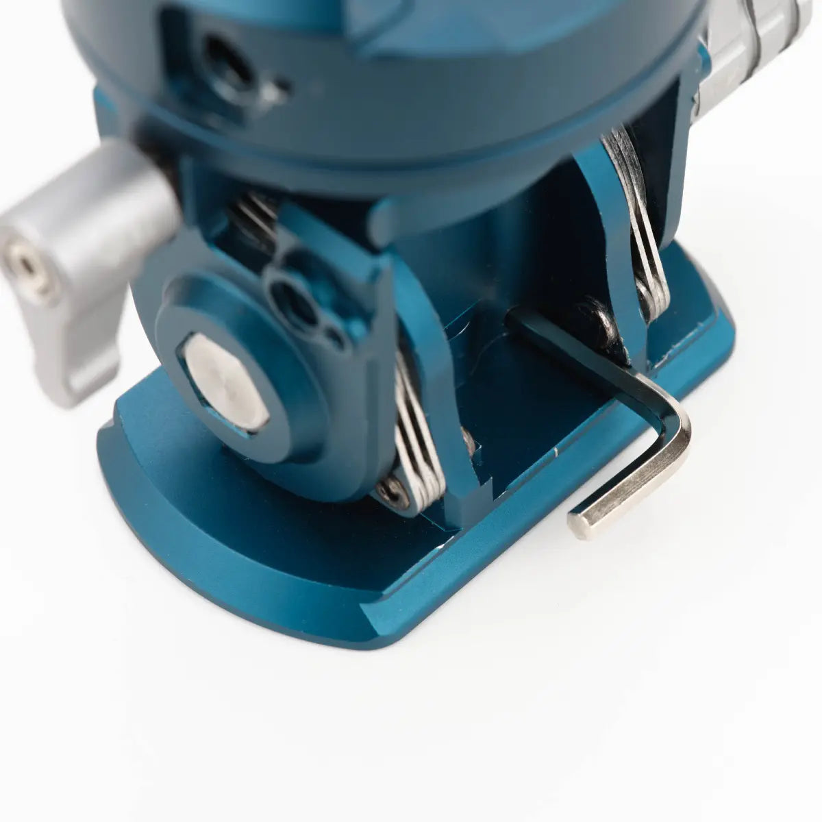 Benro TH62 Large tilt head + pan handle close up of base adjustable screw