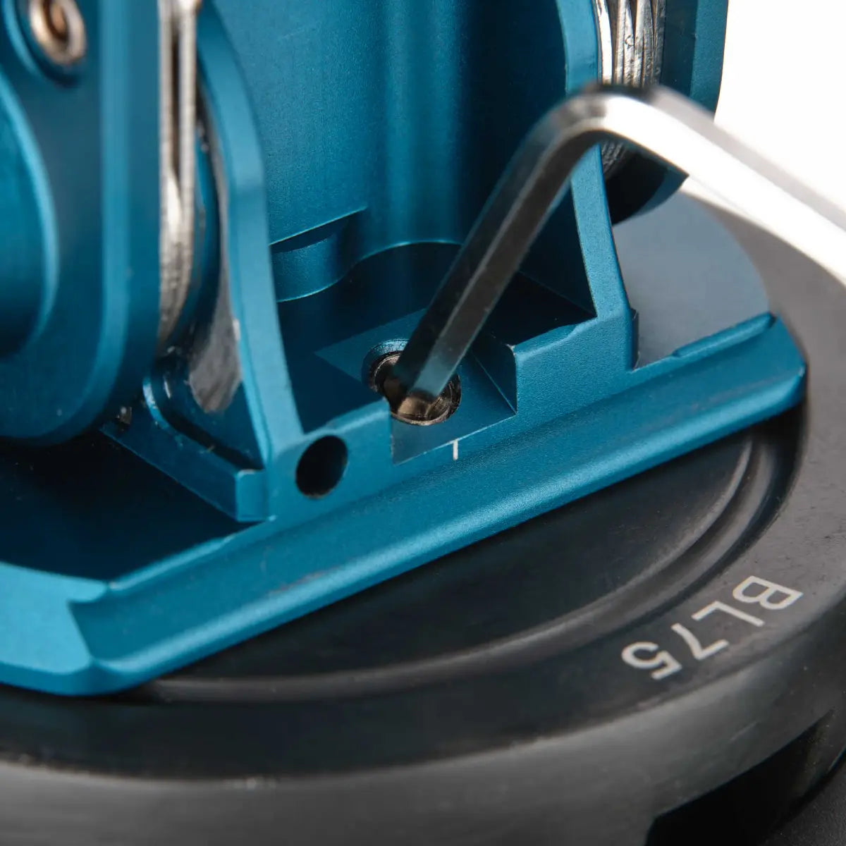 Benro TH62 Large tilt head + pan handle close up of base adjustable screw 2