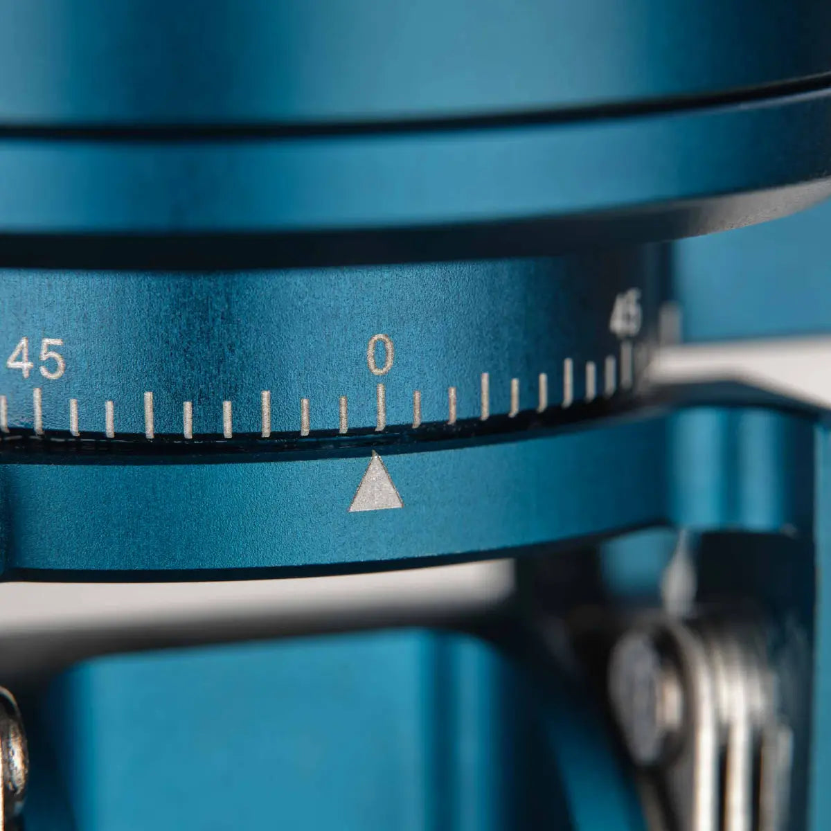 Benro TH62 Large tilt head + pan handle close up of horizontal adjustment indicator