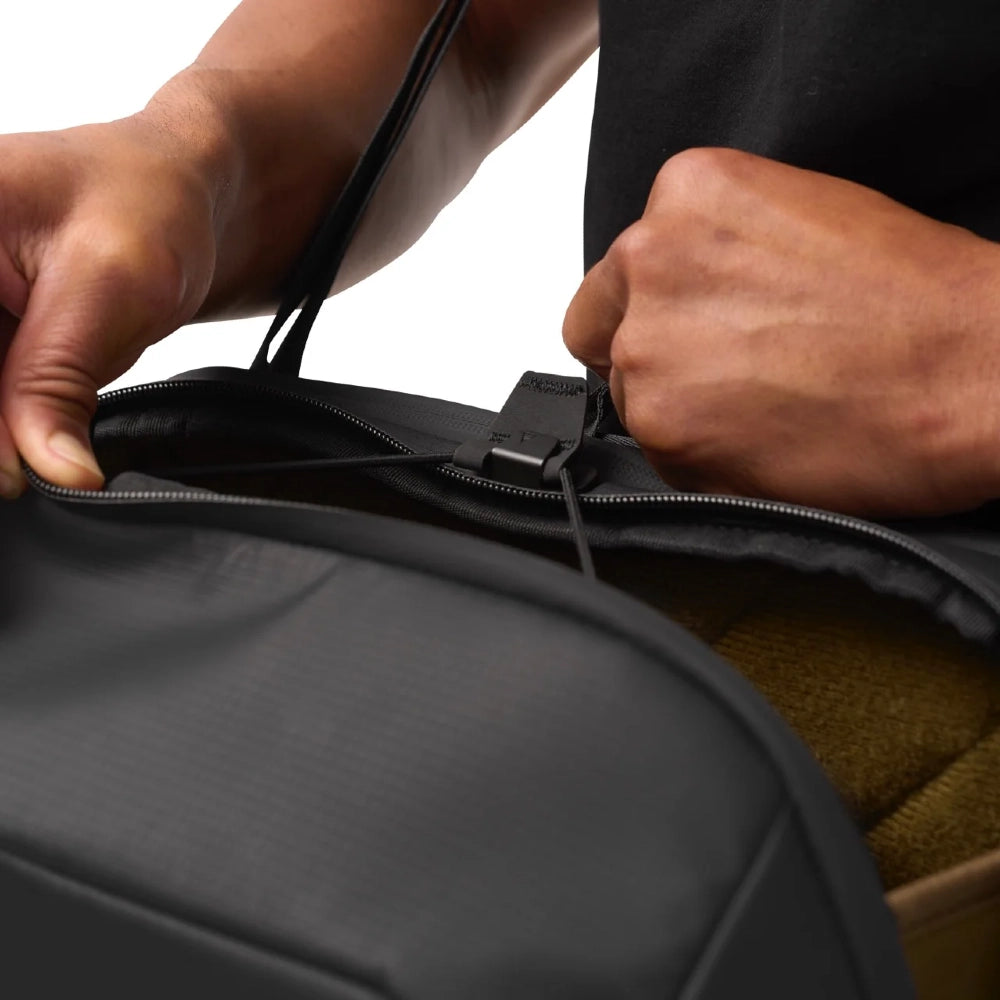 Gomatic McKinnon Messenger 13L close up of top