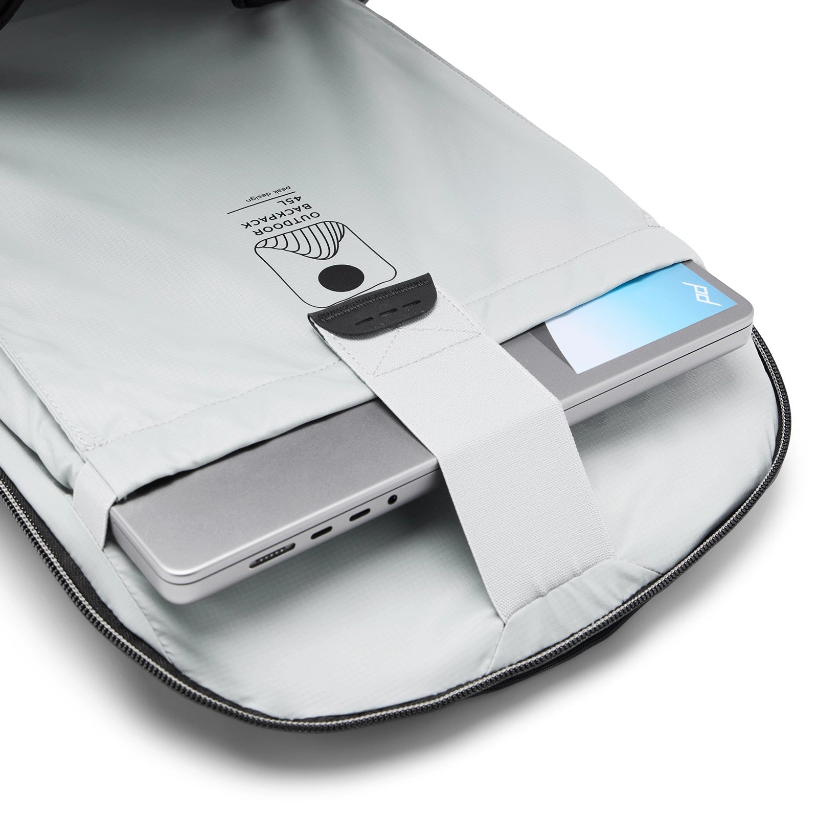 Peak Design Outdoor Backpack 45L Eclipse laptop sleeve