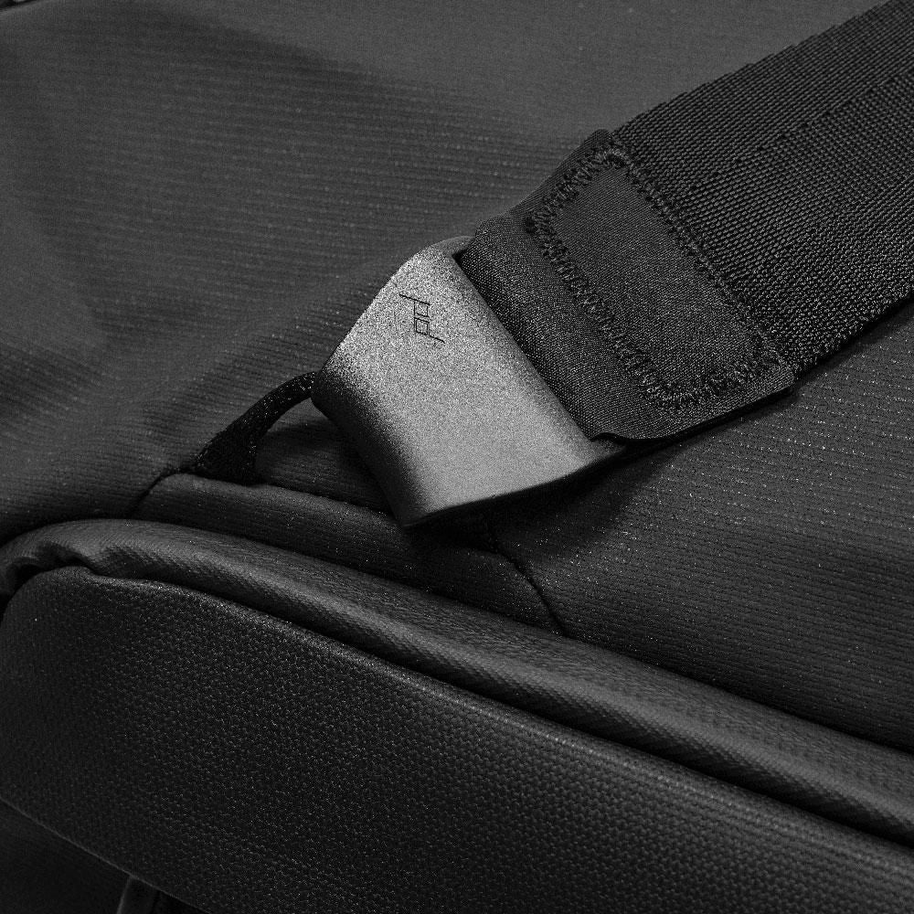 Peak Design Travel Duffel 35L Black strap attachment