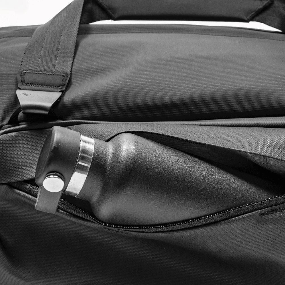 Peak Design Travel Duffel 35L Black bottle pouch