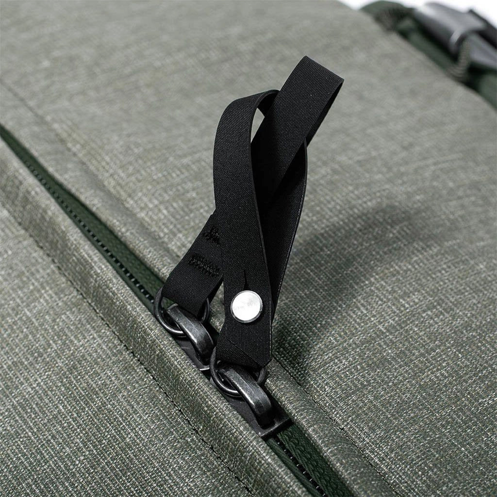 Peak Design Travel Duffel 65L – Sage close up of zipper 2