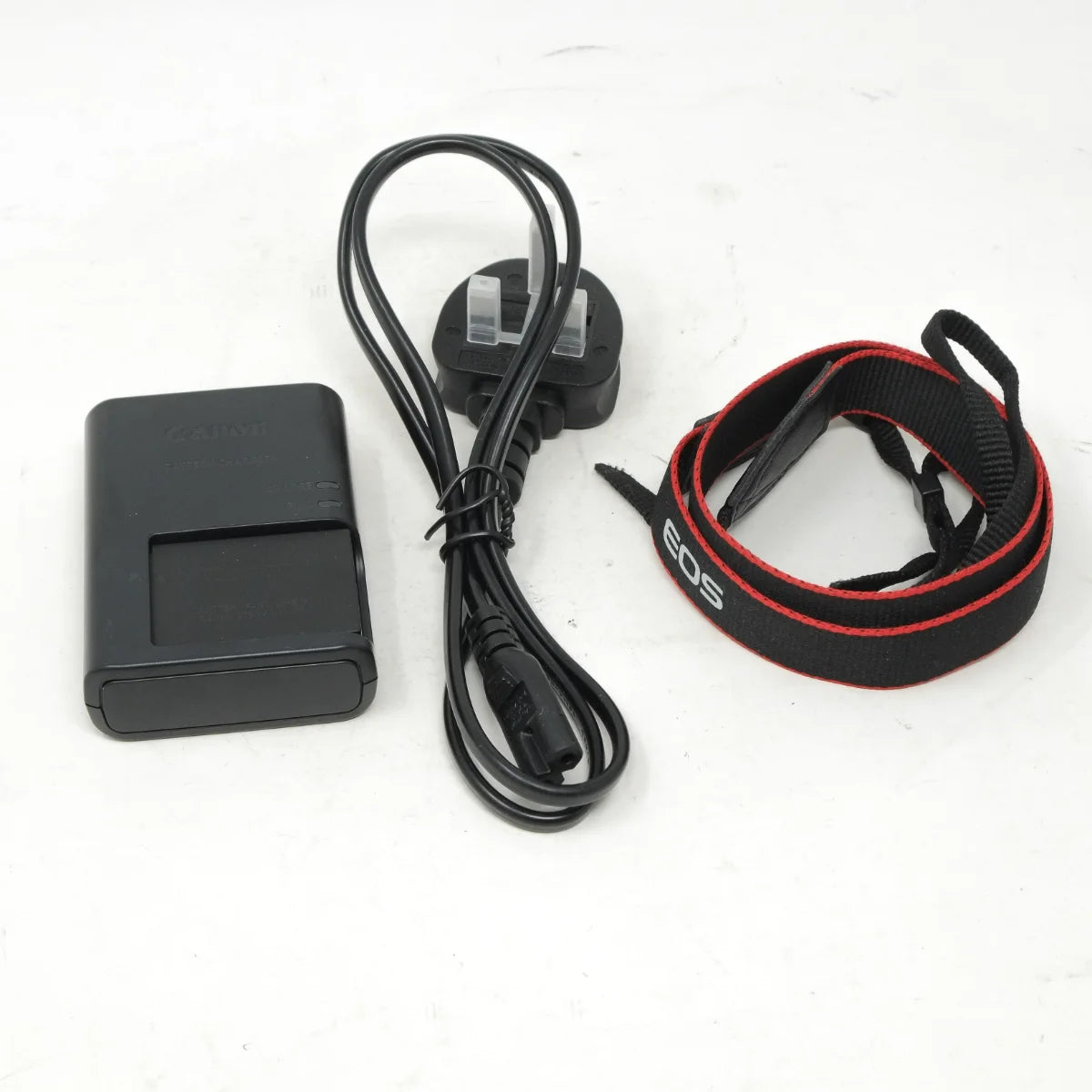 Used Canon EOS M50 Mirrorless camera with M 15-45mm Lens 0 battery, battery charger and strap