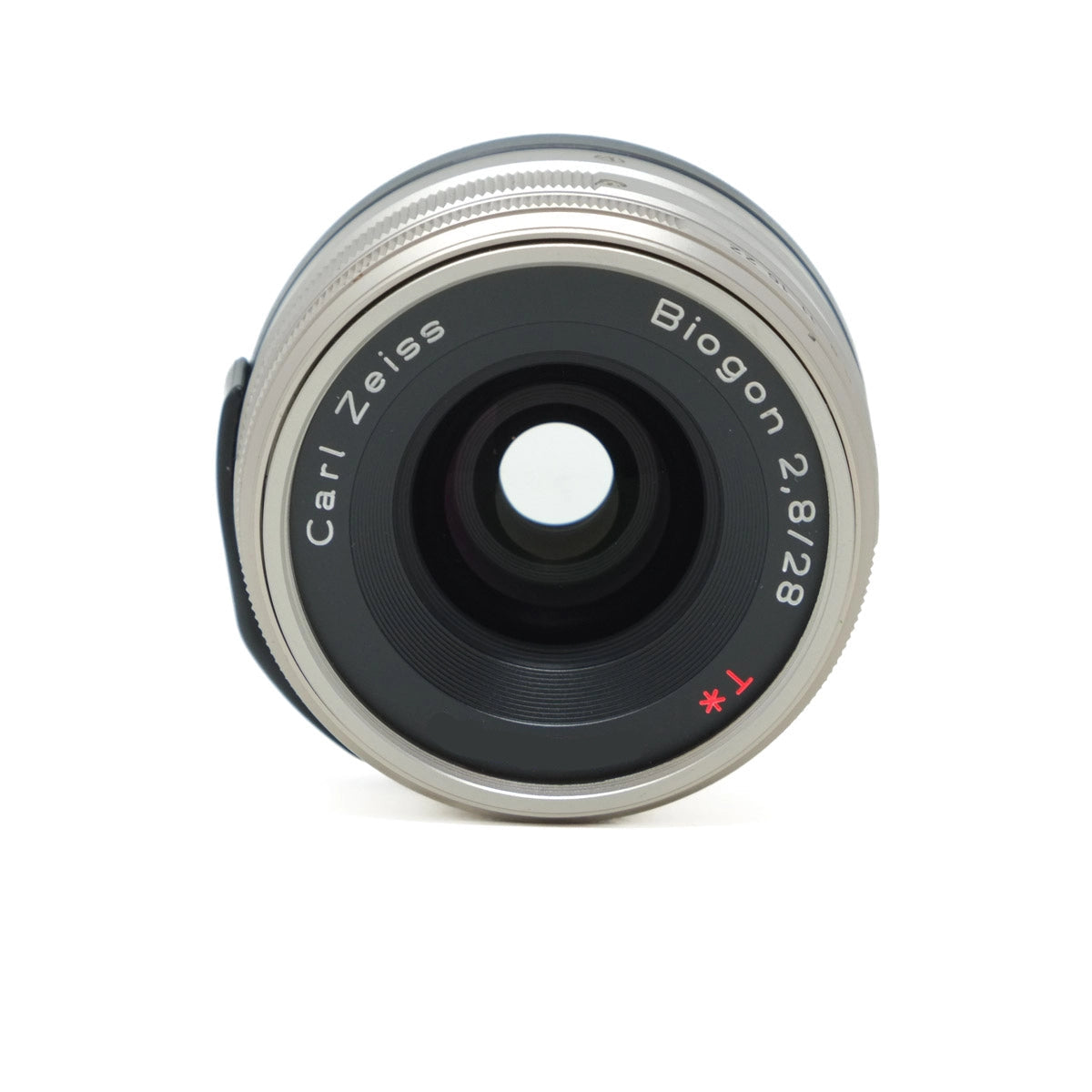Camera lens with 'Carl Zeiss' branding on a white background