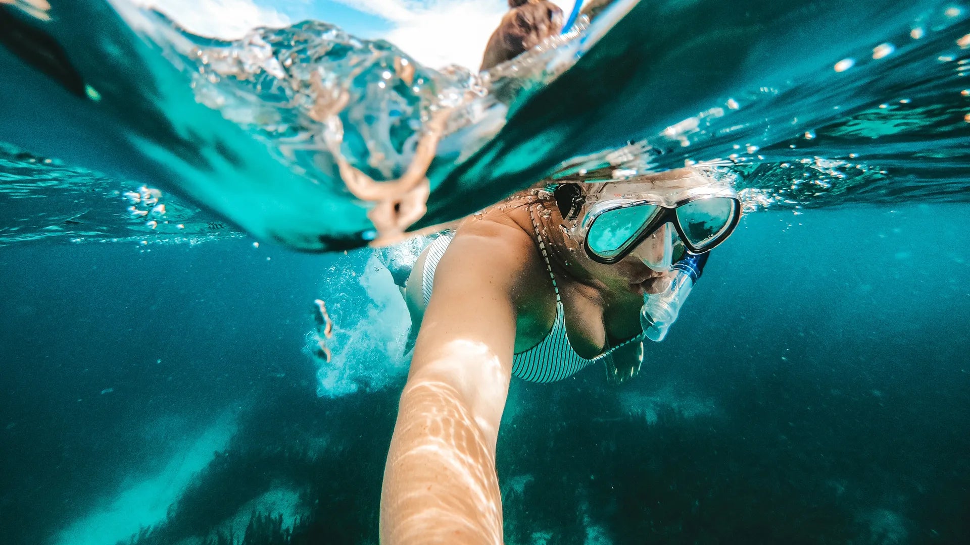 Lifestyle shot of a snorkler using the gorpo handler grip underwater in the sea