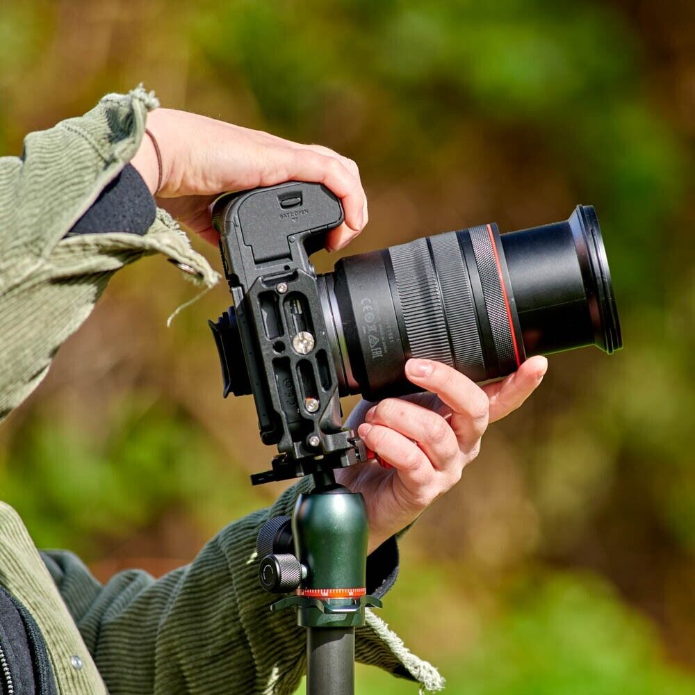 Product Image of 3 Legged Thing Roxie Dedicated L-Bracket for Mirrorless Cameras - Arca Swiss Compatible Magnesium Alloy L-Bracket (Darkness) Toggle sidebar