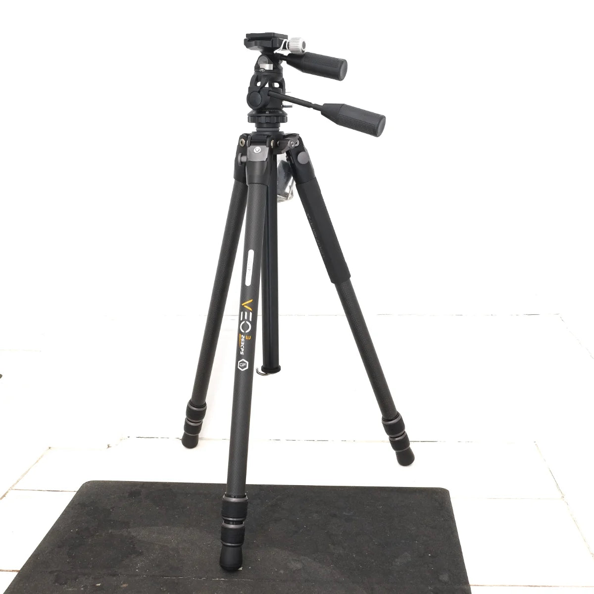 Used Vanguard Veo 3 263 CPS tripod + 3Way Head - front angle 